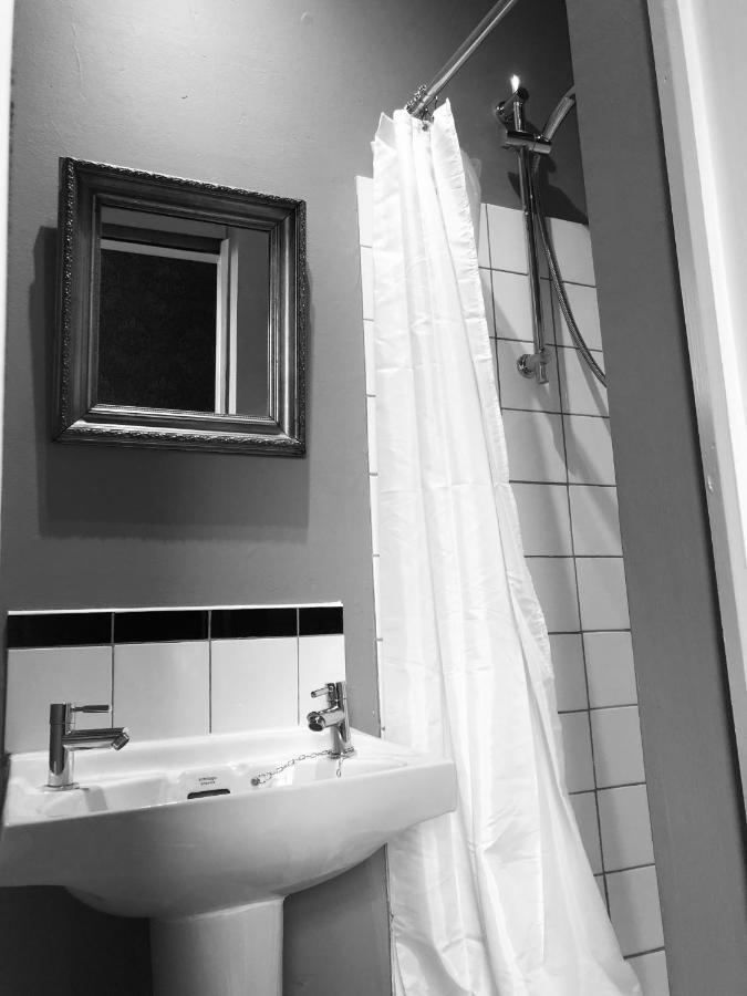 كيغلي No 11 Bistro & Rooms المظهر الخارجي الصورة