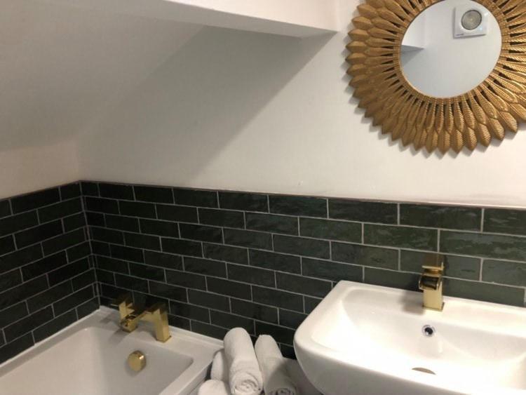 كيغلي No 11 Bistro & Rooms المظهر الخارجي الصورة